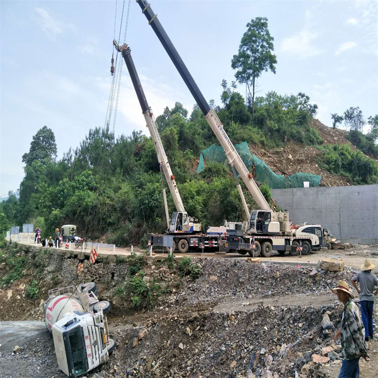 吉利汽车掉沟里叫吊车救援要多少钱
